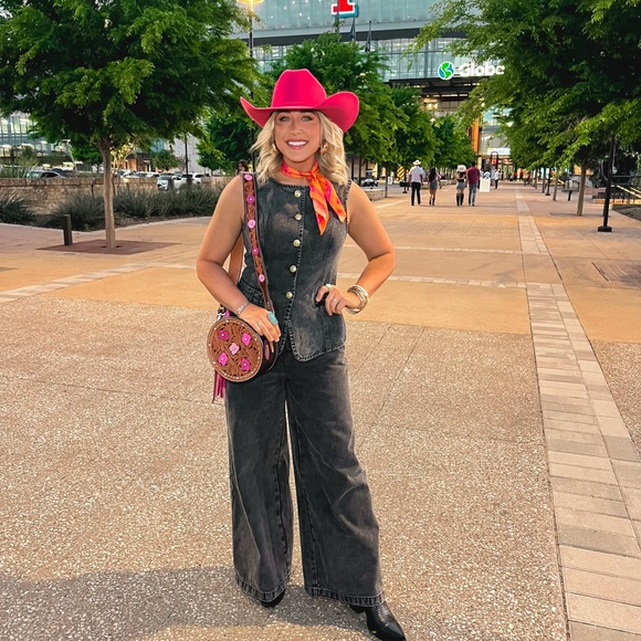 Stylish Denim Vest and Pants Set with Gold Buttons - Picture 3 of 7